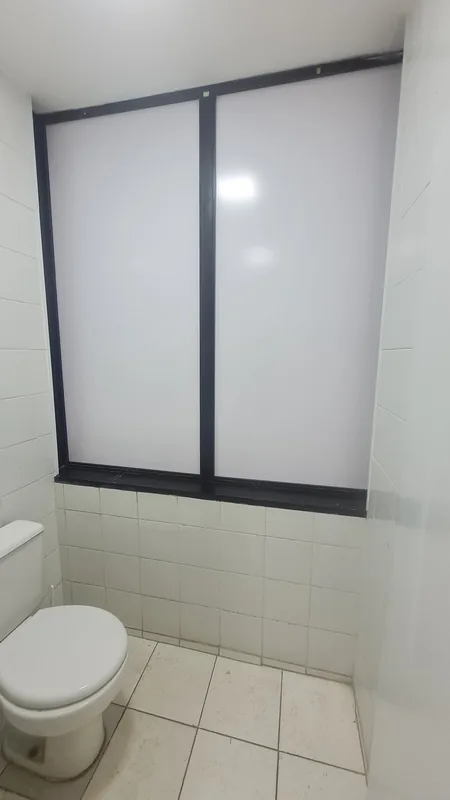 Adesivo jateado aplicado branco leitoso em vidro