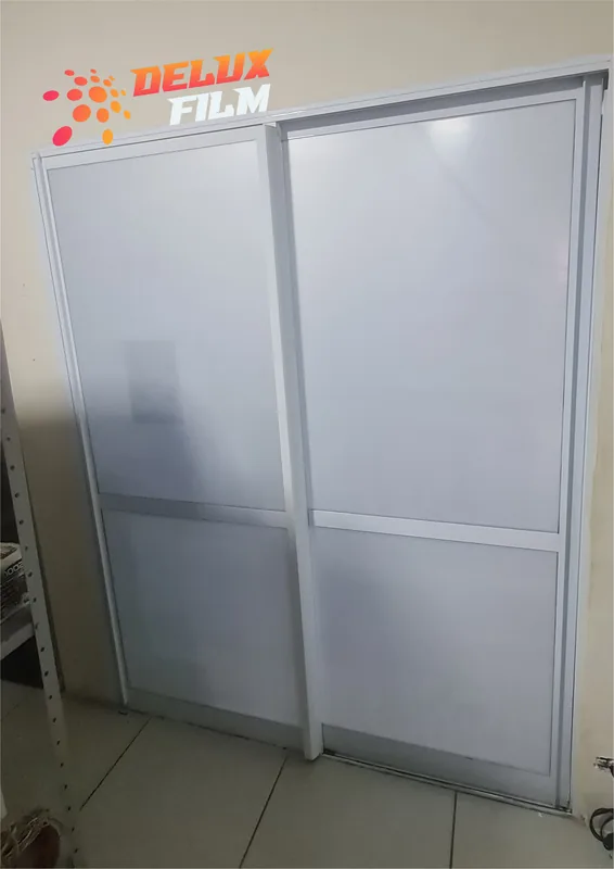 Adesivo jateado aplicado branco leitoso em vidro