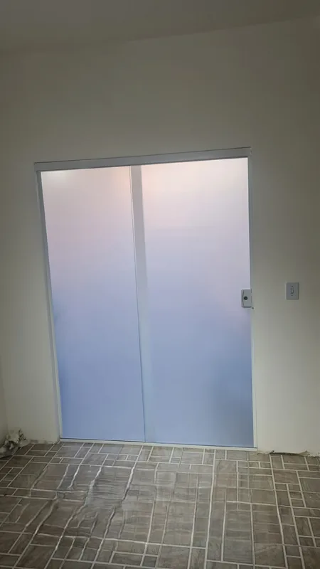 Adesivo jateado aplicado branco em vidro