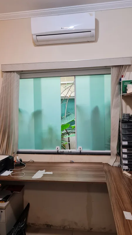 Adesivo jateado aplicado branco em vidro