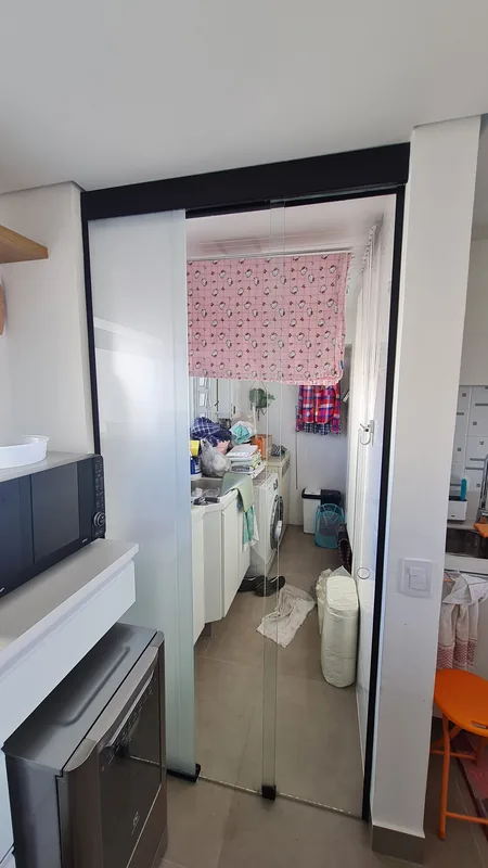 Adesivo jateado aplicado branco em vidro