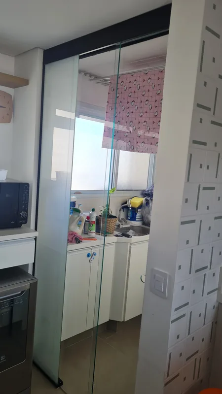 Adesivo jateado aplicado branco em vidro