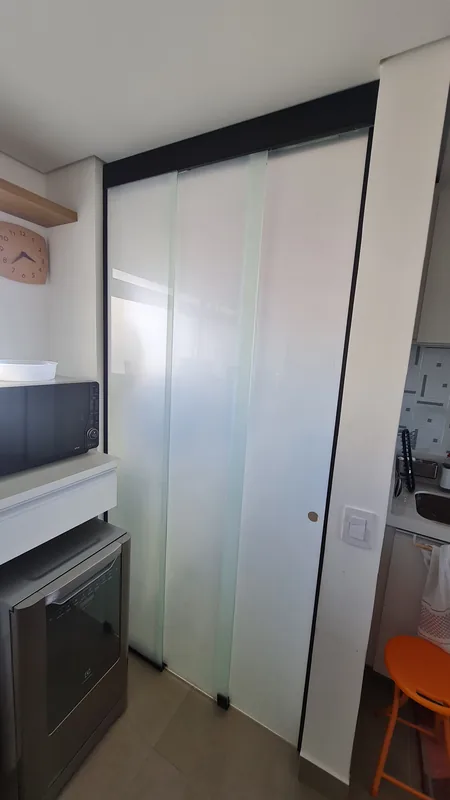 Adesivo jateado aplicado branco em vidro
