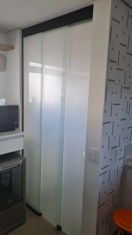 Adesivo jateado aplicado branco em vidro