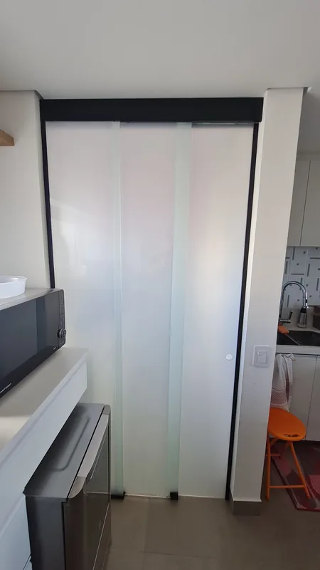 Adesivo jateado aplicado branco em vidro