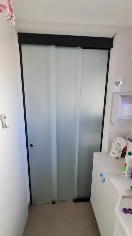 Adesivo jateado aplicado branco em vidro