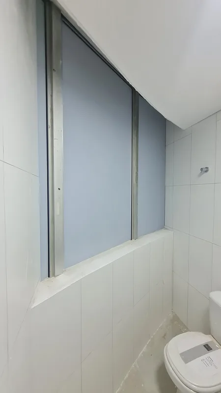 Adesivo jateado aplicado branco em vidro