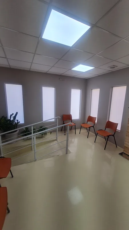 Adesivo jateado aplicado branco em vidro