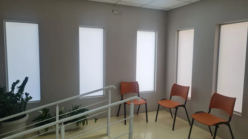 Adesivo jateado aplicado branco em vidro