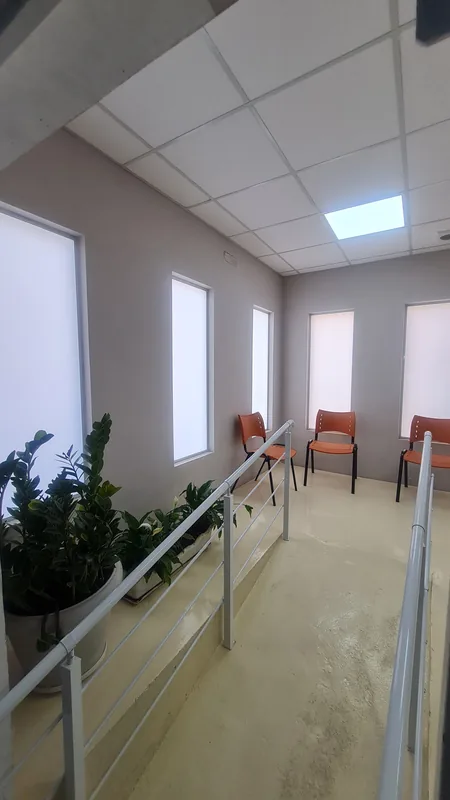 Adesivo jateado aplicado branco em vidro