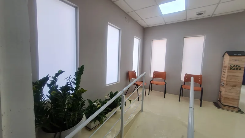Adesivo jateado aplicado branco em vidro