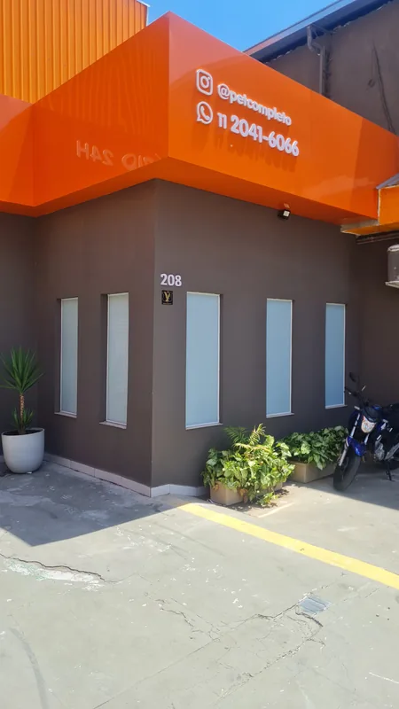 Adesivo jateado aplicado branco em vidro