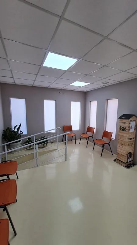 Adesivo jateado aplicado branco em vidro