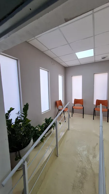 Adesivo jateado aplicado branco em vidro