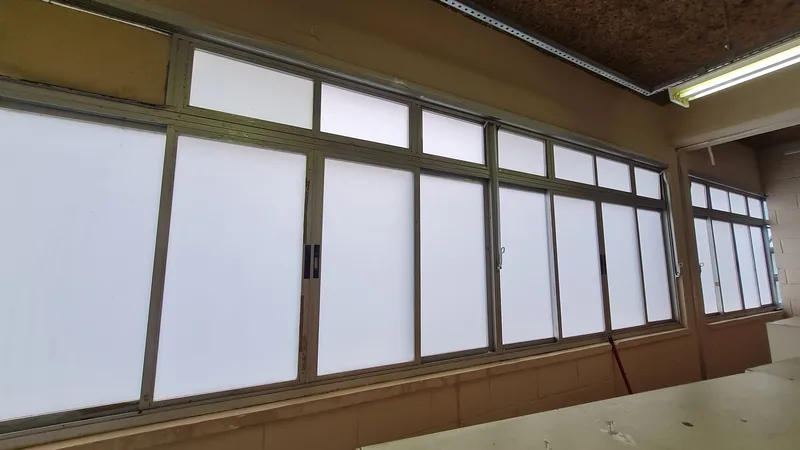Adesivo jateado aplicado branco em vidro
