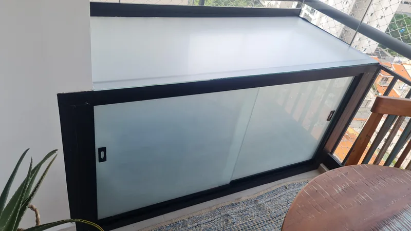 Adesivo jateado aplicado branco em vidro