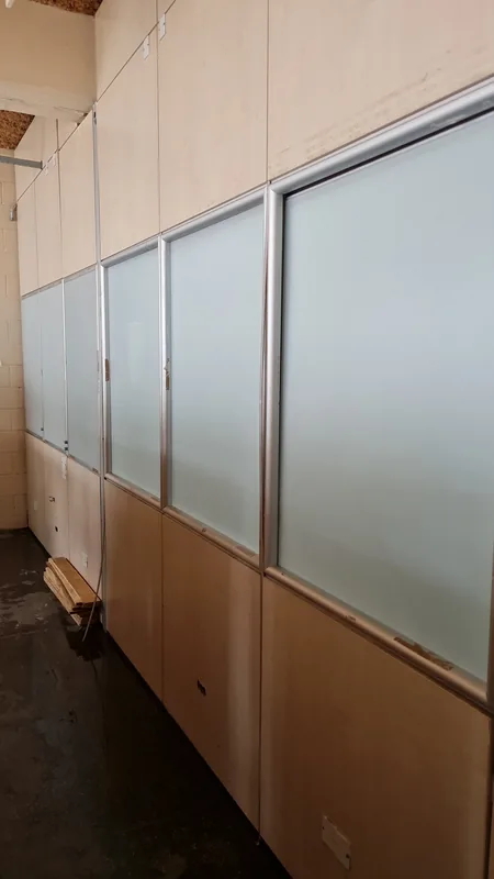 Adesivo jateado aplicado branco em vidro