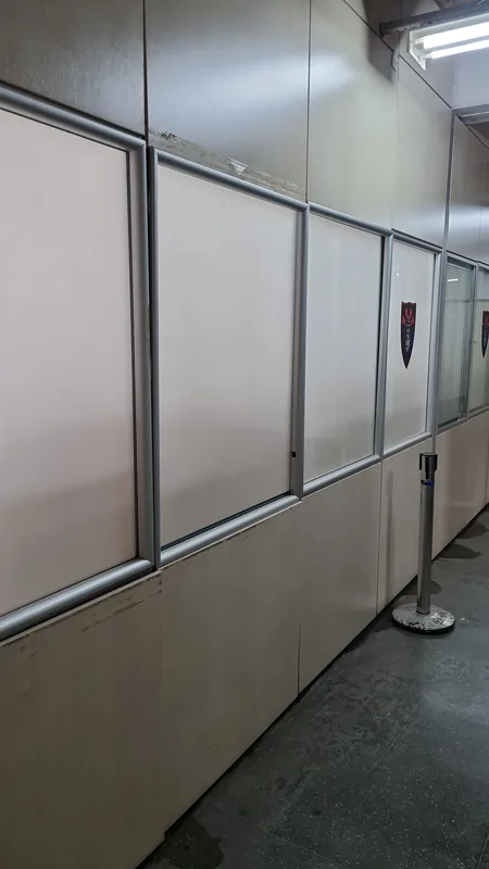 Adesivo jateado aplicado branco em vidro