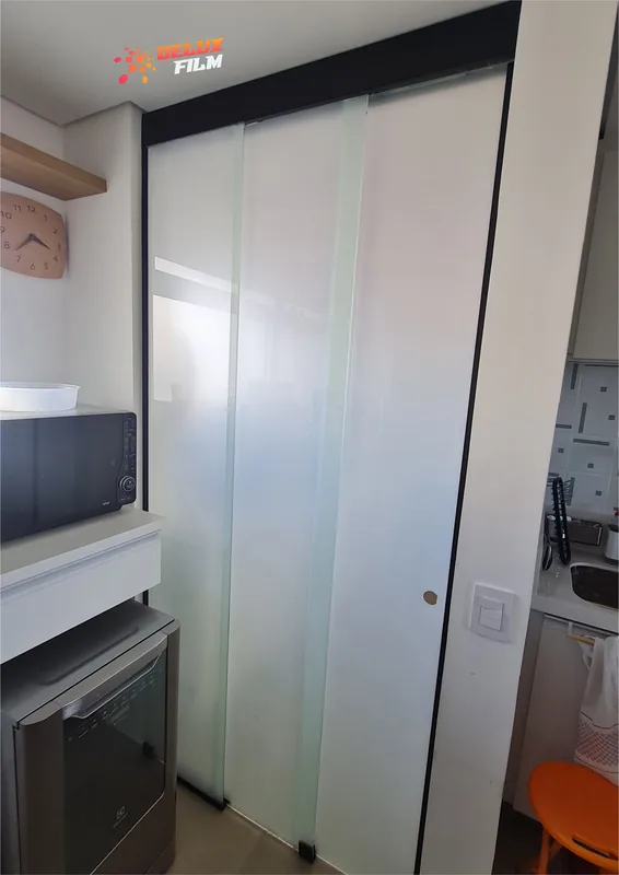 Adesivo jateado aplicado branco em vidro