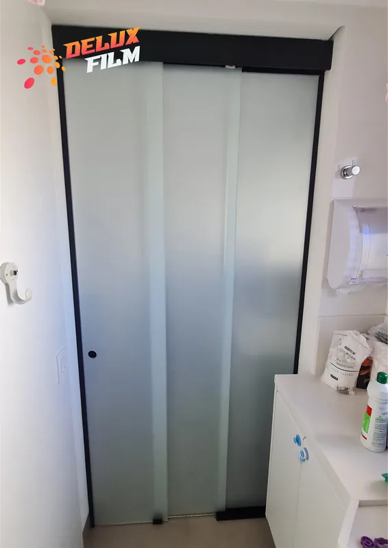 Adesivo jateado aplicado branco em vidro