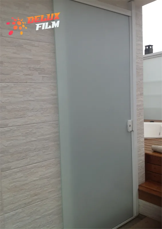 Adesivo jateado aplicado branco em vidro