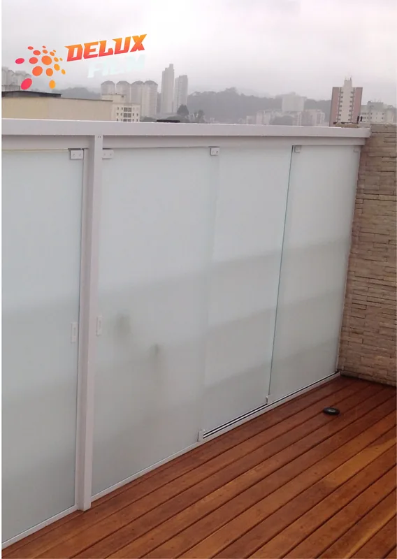 Adesivo jateado aplicado branco em vidro