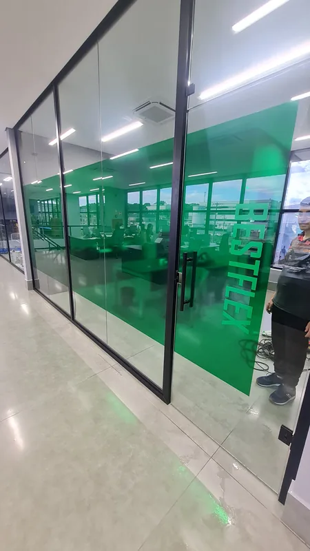 Adesivo jateado aplicado colorido em vidro