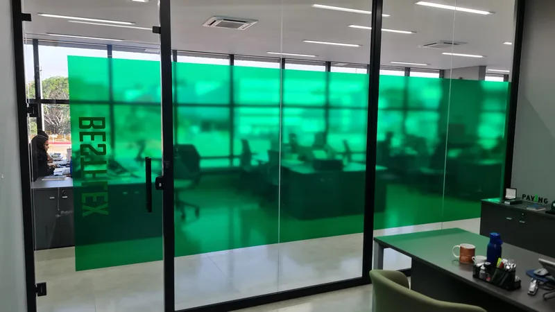 Adesivo jateado aplicado colorido em vidro