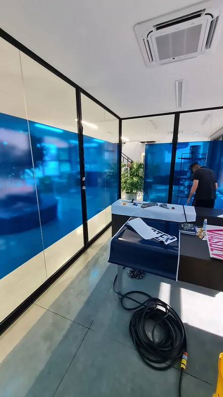 Adesivo jateado aplicado colorido em vidro