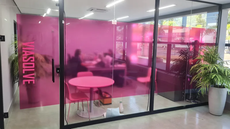 Adesivo jateado aplicado colorido em vidro