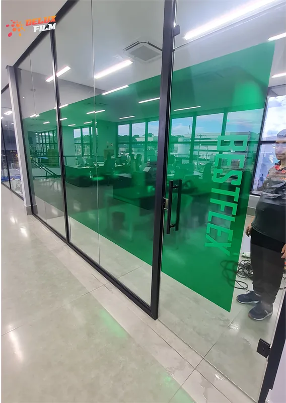 Adesivo jateado aplicado colorido em vidro