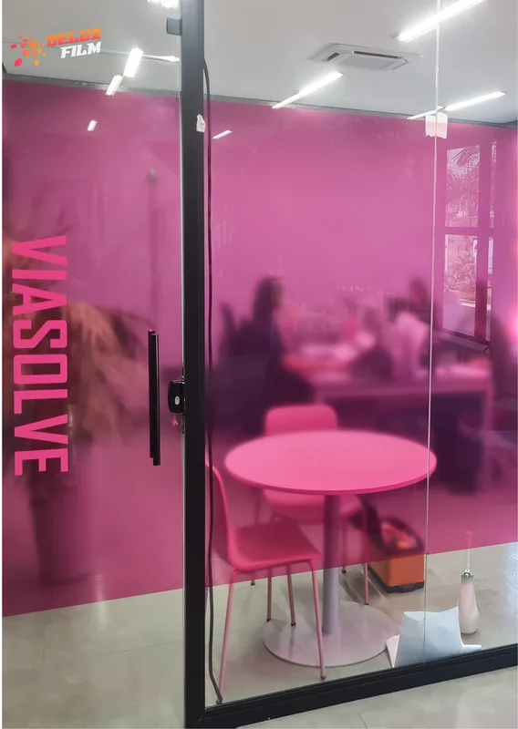 Adesivo jateado aplicado colorido em vidro