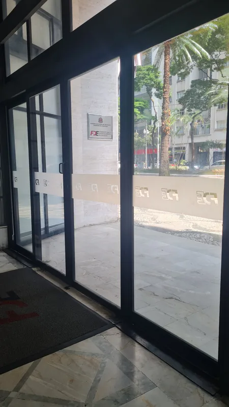 Adesivo jateado aplicado em vidro, padrão de faixas