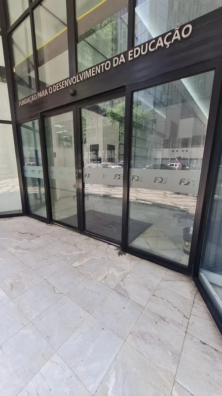 Adesivo jateado aplicado em vidro, padrão de faixas