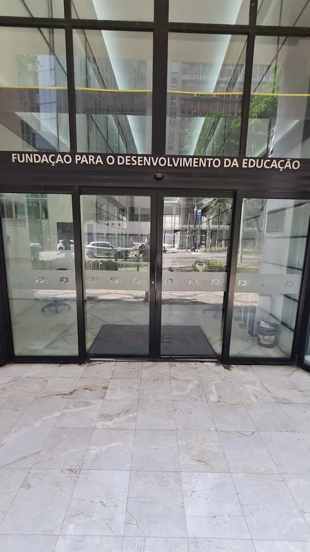 Adesivo jateado aplicado em vidro, padrão de faixas