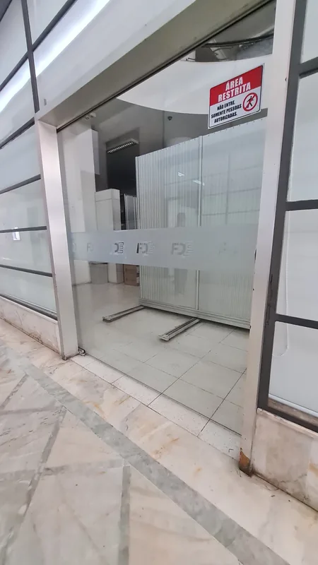 Adesivo jateado aplicado em vidro, padrão de faixas