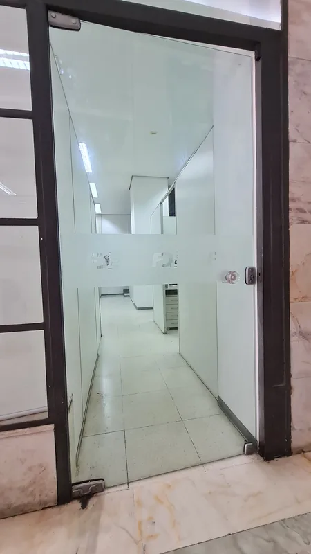 Adesivo jateado aplicado em vidro, padrão de faixas