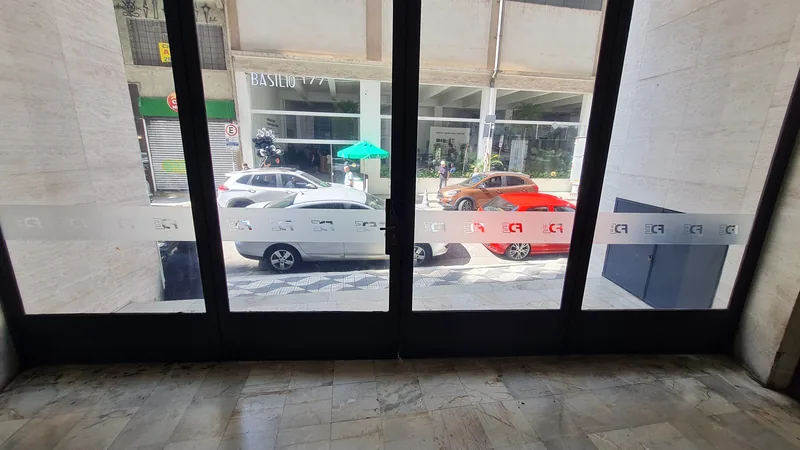 Adesivo jateado aplicado em vidro, padrão de faixas