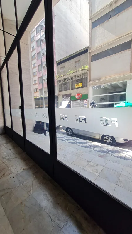 Adesivo jateado aplicado em vidro, padrão de faixas
