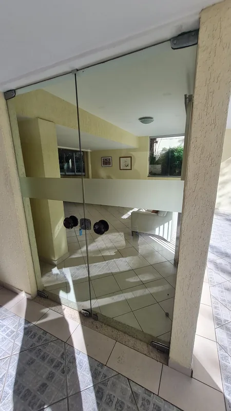 Adesivo jateado aplicado em vidro, padrão de faixas