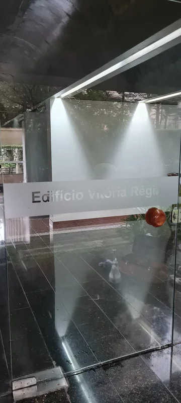 Adesivo jateado aplicado em vidro, padrão de faixas