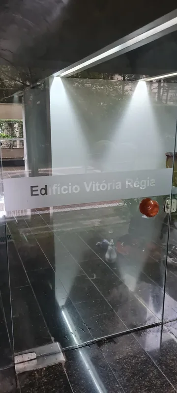 Adesivo jateado aplicado em vidro, padrão de faixas