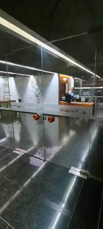 Adesivo jateado aplicado em vidro, padrão de faixas