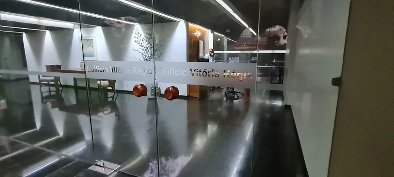 Adesivo jateado aplicado em vidro, padrão de faixas