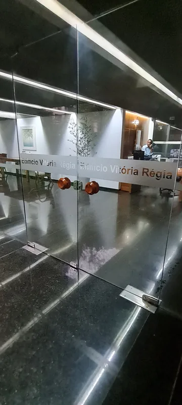 Adesivo jateado aplicado em vidro, padrão de faixas