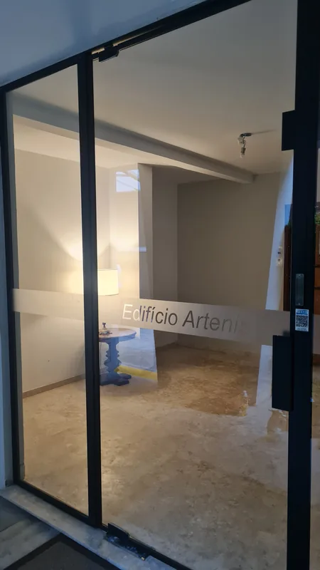 Adesivo jateado aplicado em vidro, padrão de faixas