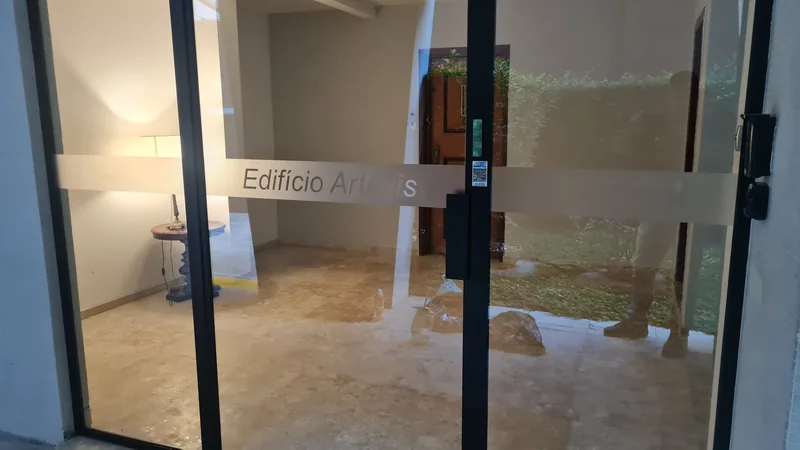 Adesivo jateado aplicado em vidro, padrão de faixas