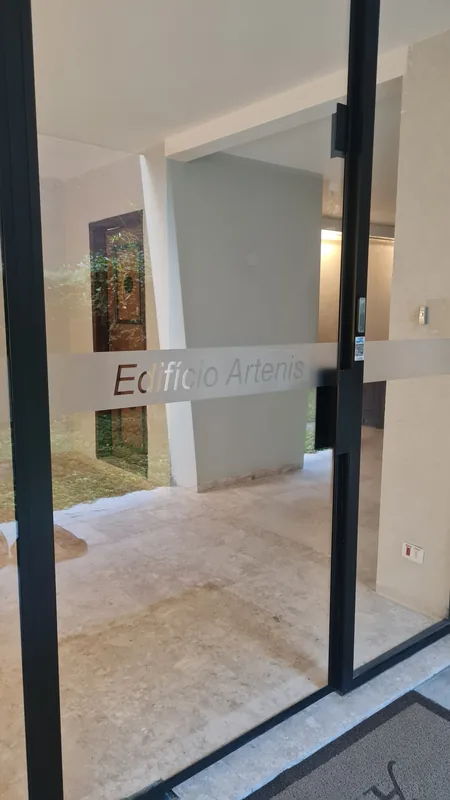 Adesivo jateado aplicado em vidro, padrão de faixas