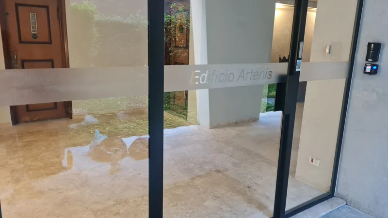 Adesivo jateado aplicado em vidro, padrão de faixas