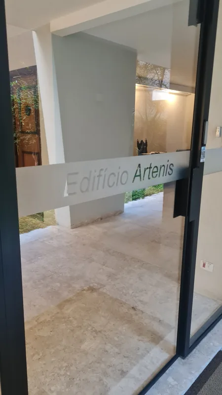 Adesivo jateado aplicado em vidro, padrão de faixas